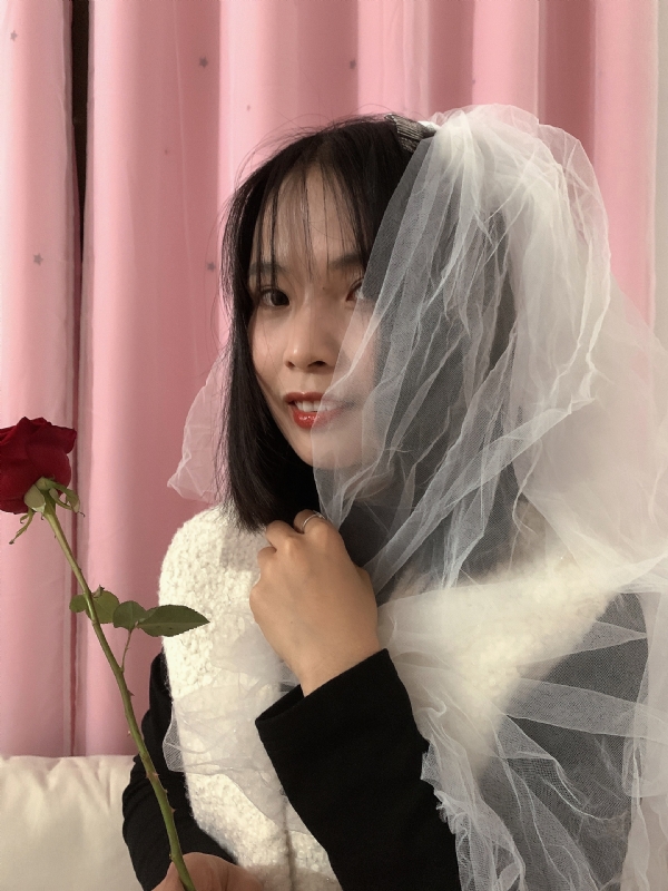 持紫菜包饭的女孩的第一张照片--闽侯相亲服务中心