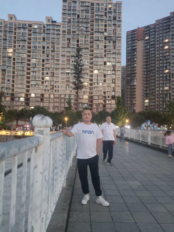 寂寞的男人的第一张照片--闽侯相亲服务中心